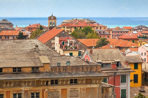 Veduta del centro storico di Chiavari con il mare sullo sfondo